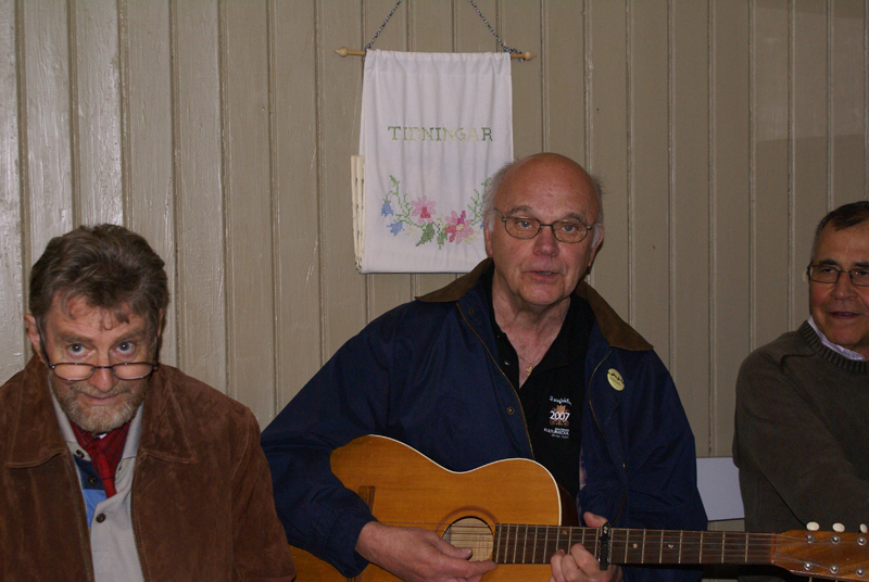Styrelsen i sällskapet sammanträder och har trevligt i Lilla stugan på Wallinska gården. På kökssoffan sitter från vänster ledamöterna Stig O Persson och Hasse Eson.